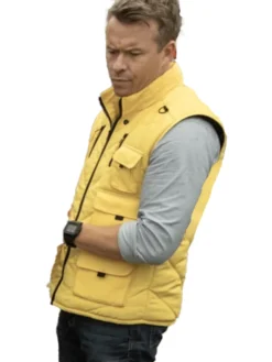 NCIS Sydney S02 Todd Lasance Yellow Vest