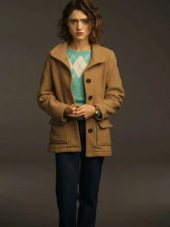 Close up of TV-Series Stranger Things S03 Nancy Wheeler Brown Wool Jacket