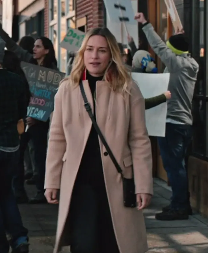 Piper Perabo Yellowstone Summer Higgins S04 Beige Wool Trench Coat front view