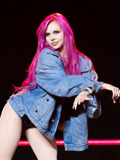 Reading-and-Leeds-Festival-2026-Adela-Jergova-Blue-Denim-Jacket-Right
