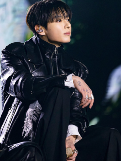 2026-The-Comeback-Live-Arirang-Jeon-Jungkook-Oversized-Black-Leather-Biker-Jacket-Right