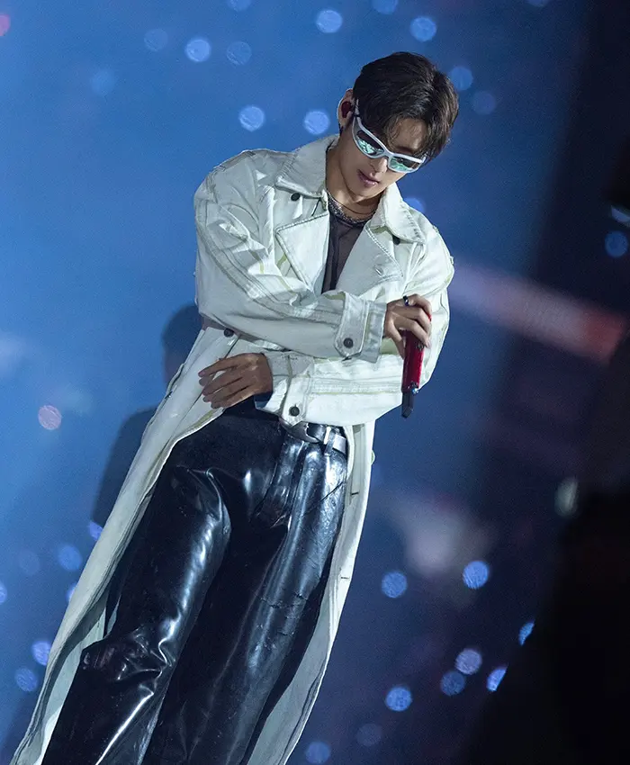 Close-up of BTS Kim Taehyung ARIRANG World Tour Chicago Off-White Diesel Denim Trench Coat