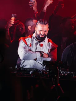 Drake-Surprise-Appearance-at-Taraka-show-Toronto-2026-White-and-Red-Jacket