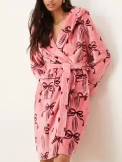 Ted Lasso S04 Keeley Jones Pink Bow Print Robe